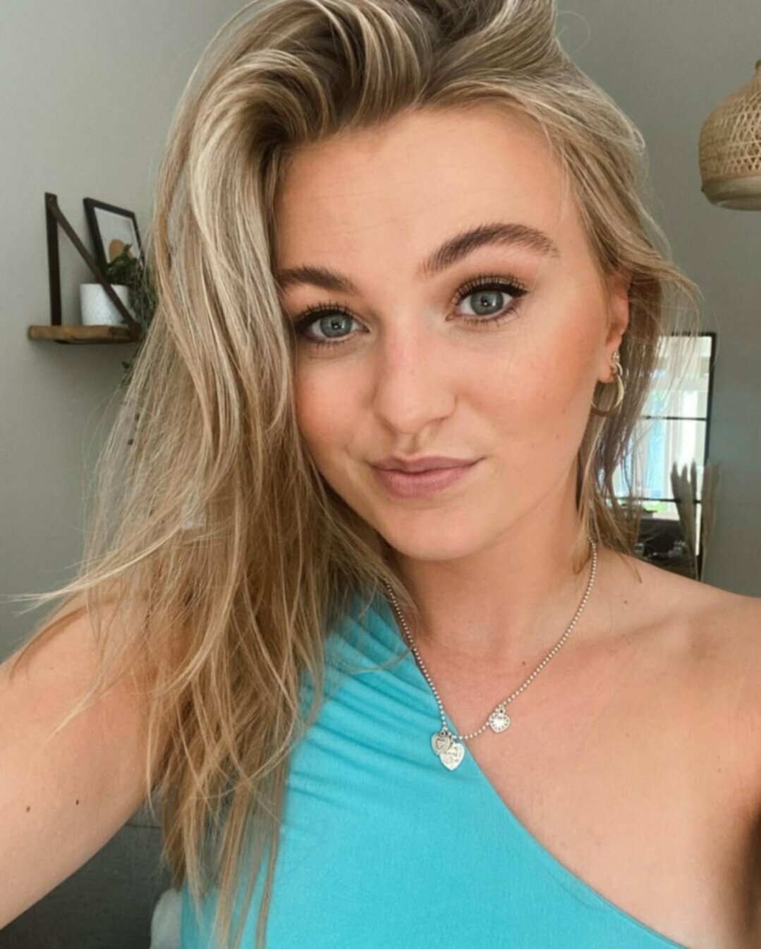 Dutch slut Maud exposed #MB8JAptK